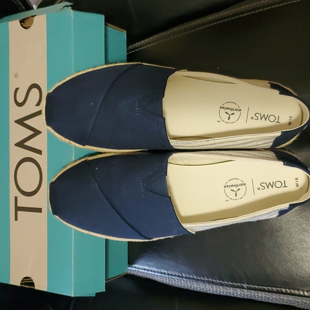 TOMS slip ons - Picture 2 of 6